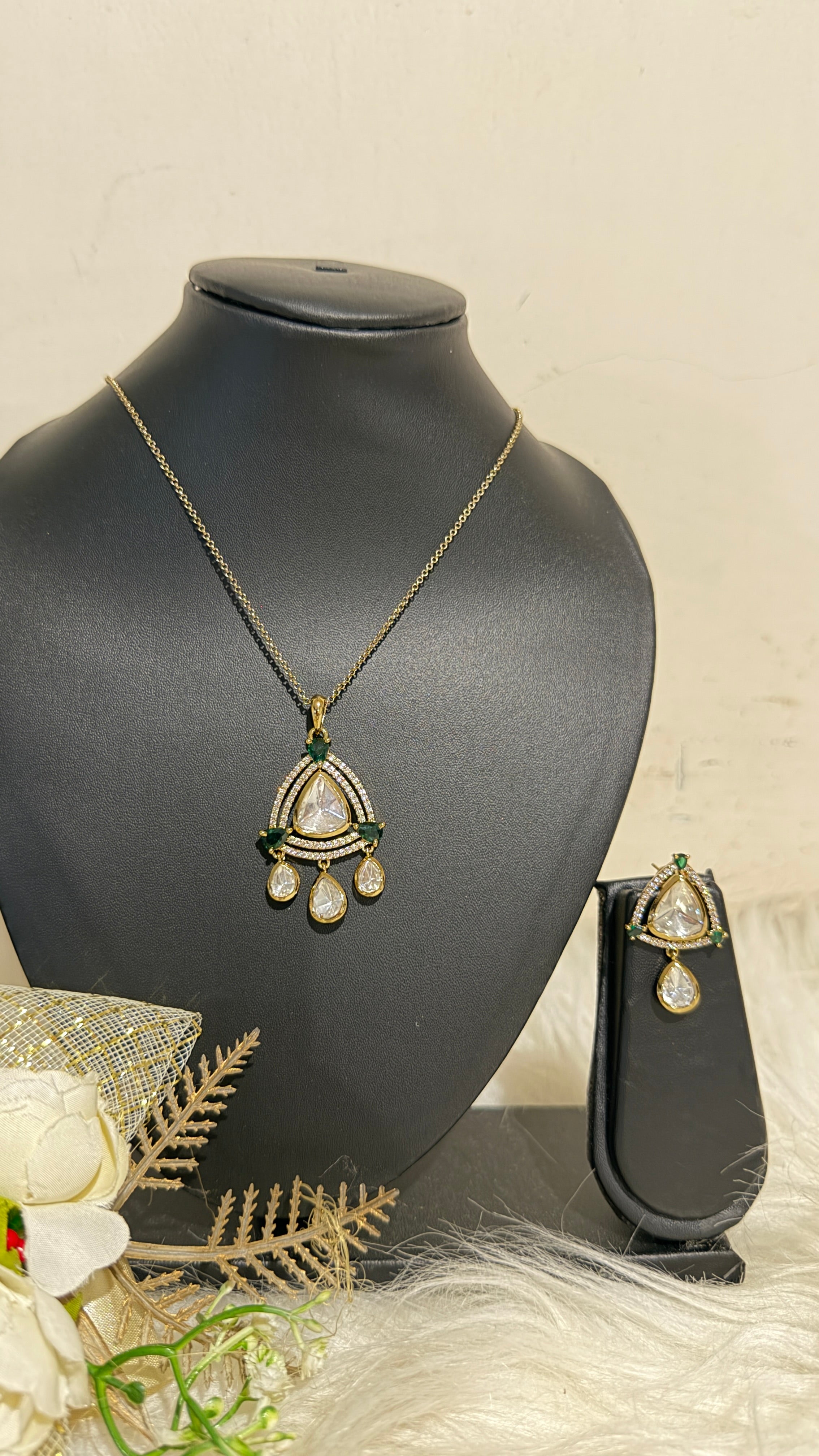 ARAELLE PENDANT SET