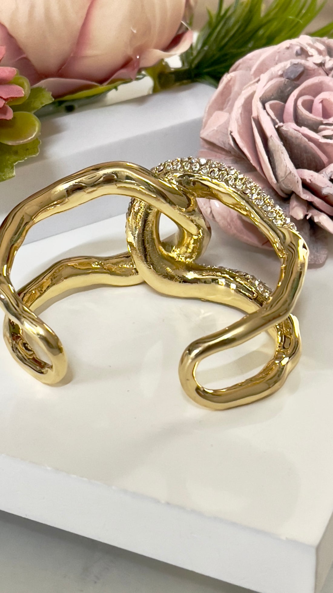 INTER-TWINED CUFF