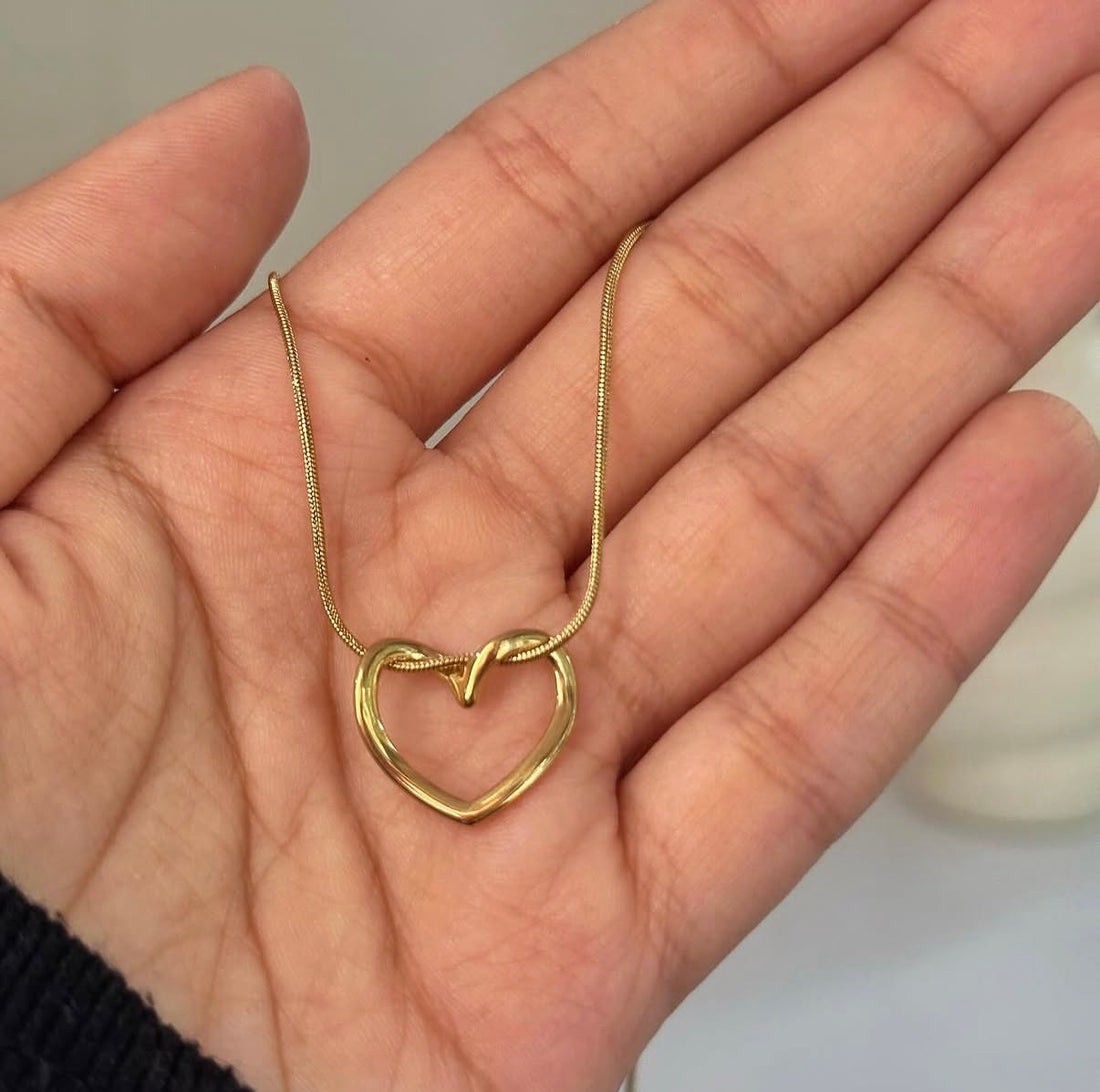 CURVED HEART PENDANT
