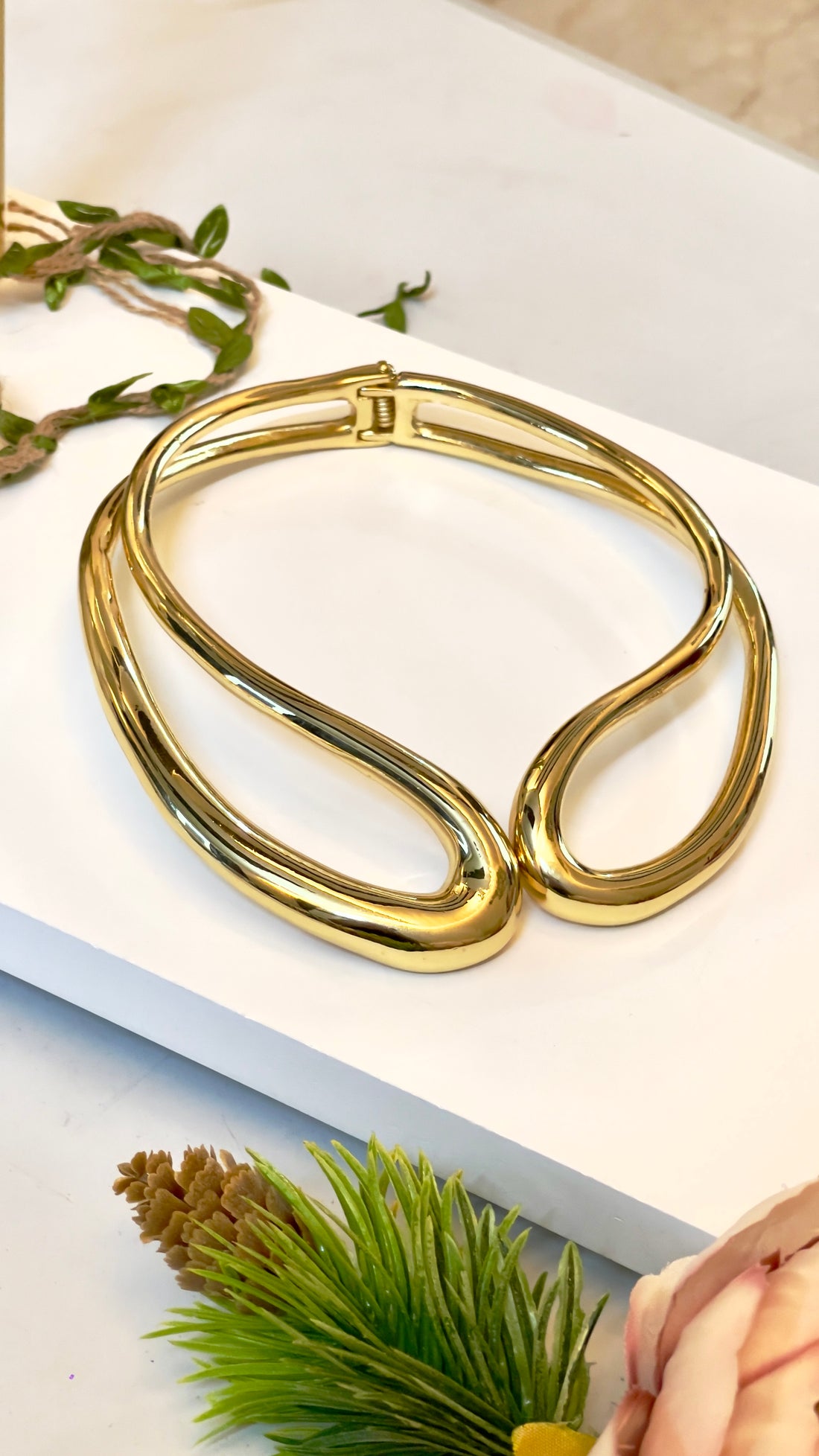 CLASP NECKLACE