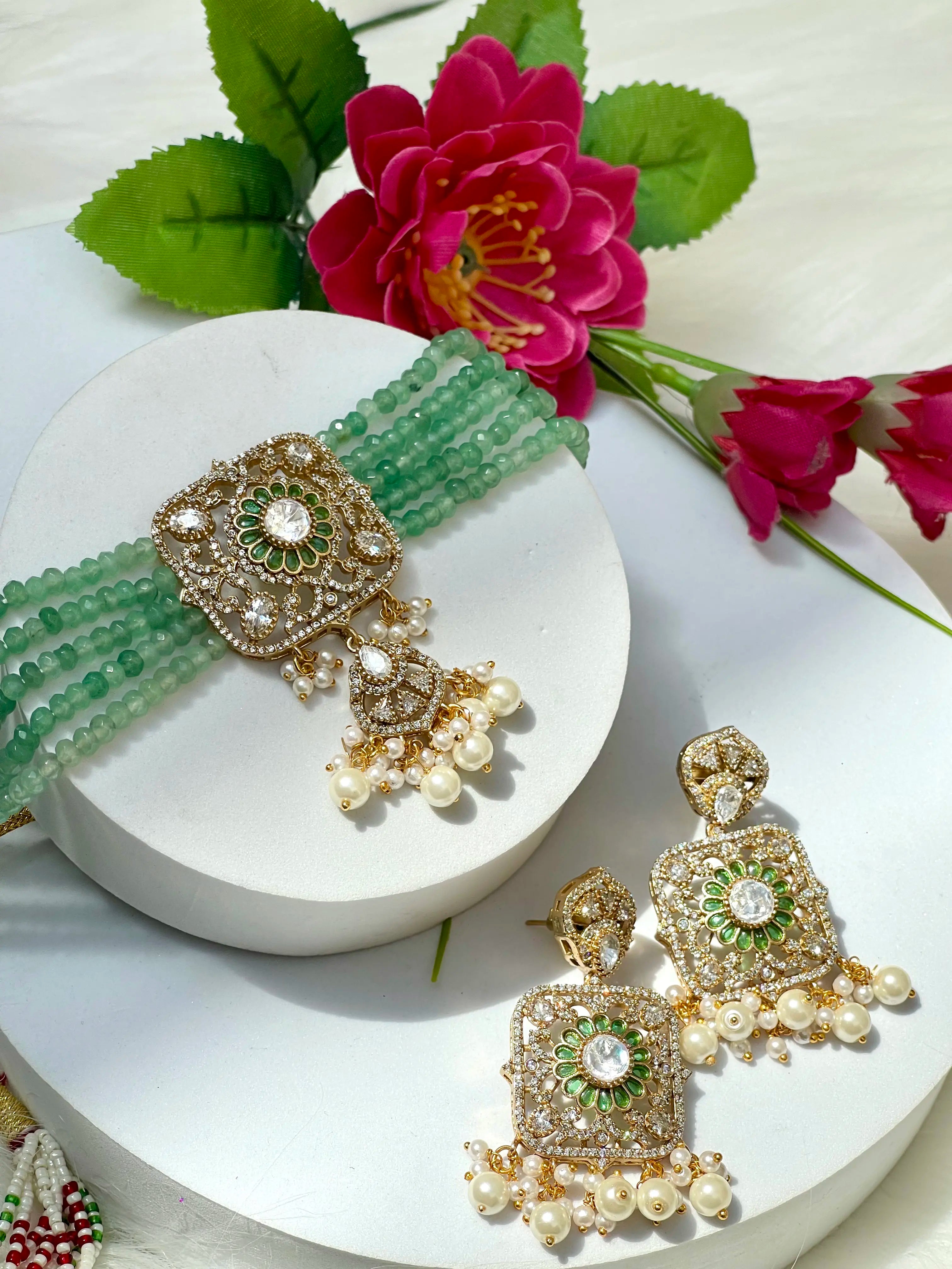 MANGOLIA CHOKER NECKLACE